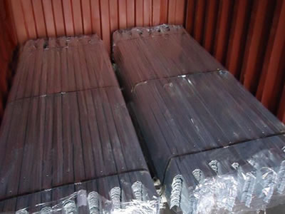 Two bundles of D section pales are packaged with plastic film placed on the truck. The pale head type is triple pointed.
