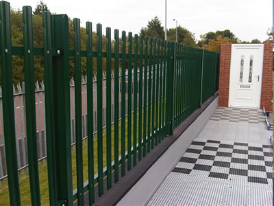 Green PVC palisade fence for the urban area, the palisade pales with rounded & notched top.